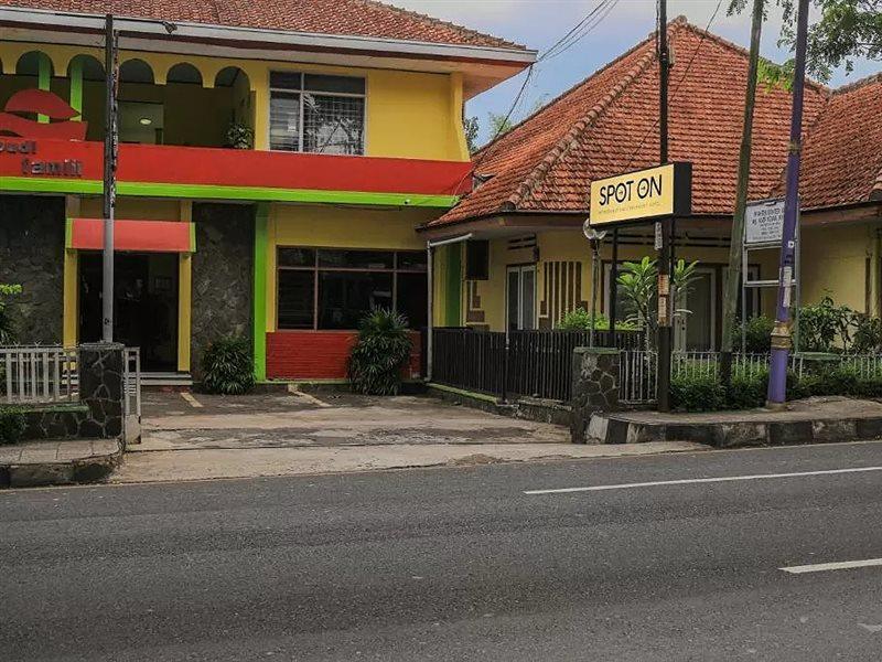 Ciamis Oyo Life 1708 Hotel Budi Famili 1 Syariah מראה חיצוני תמונה